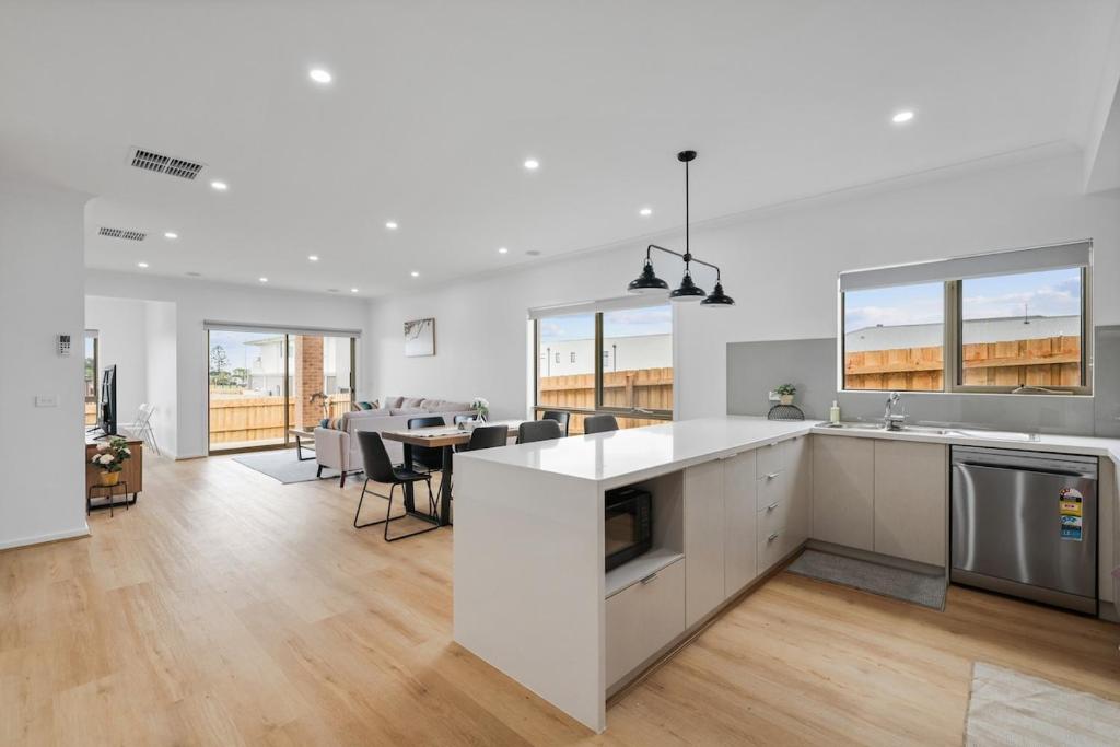 Η κουζίνα ή μικρή κουζίνα στο Modern Family Home Near Phillip Island, San Remo