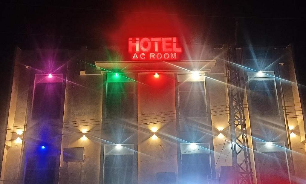 Rīngashotel pink city的带有酒店空调房间标志的交通信号灯