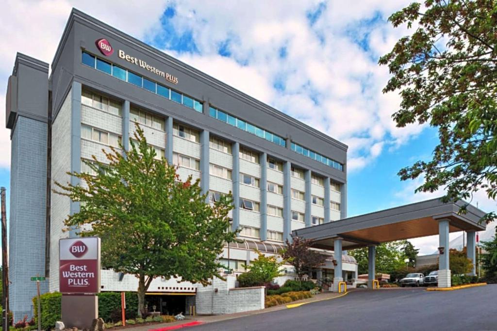 Un edificio de hotel con un cartel delante. en Best Western Plus Downtown Tacoma, en Tacoma