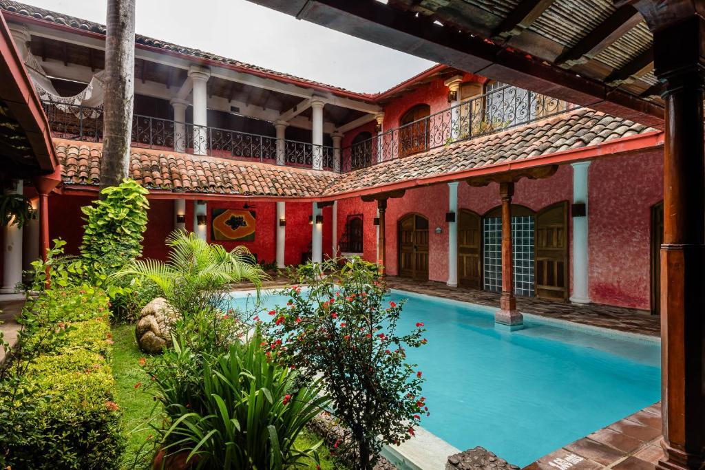 Un patio con piscina en un edificio. en Hotel Casa del Consulado, en Granada
