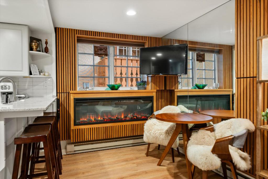 Una cocina o cocineta en Modern 1 BR Aspen Escape Steps from Gondola Pool