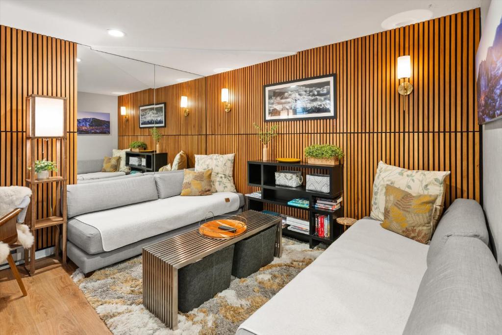 Μια τηλεόραση ή/και κέντρο ψυχαγωγίας στο Modern 1 BR Aspen Escape Steps from Gondola Pool
