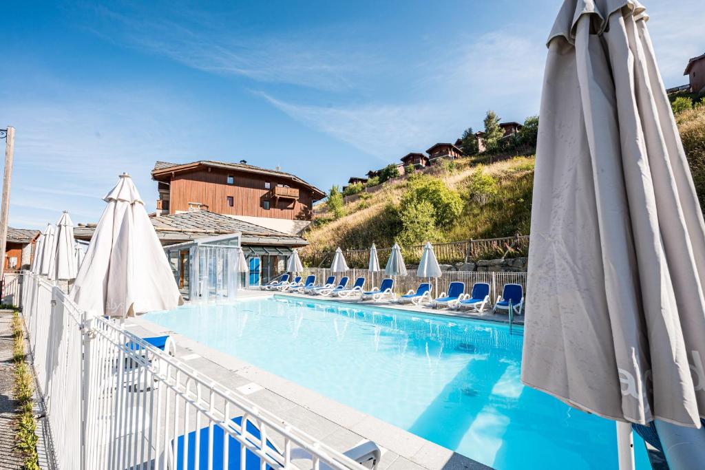 Bazén v ubytování Appartement Ski Valmeinier nebo v jeho okolí