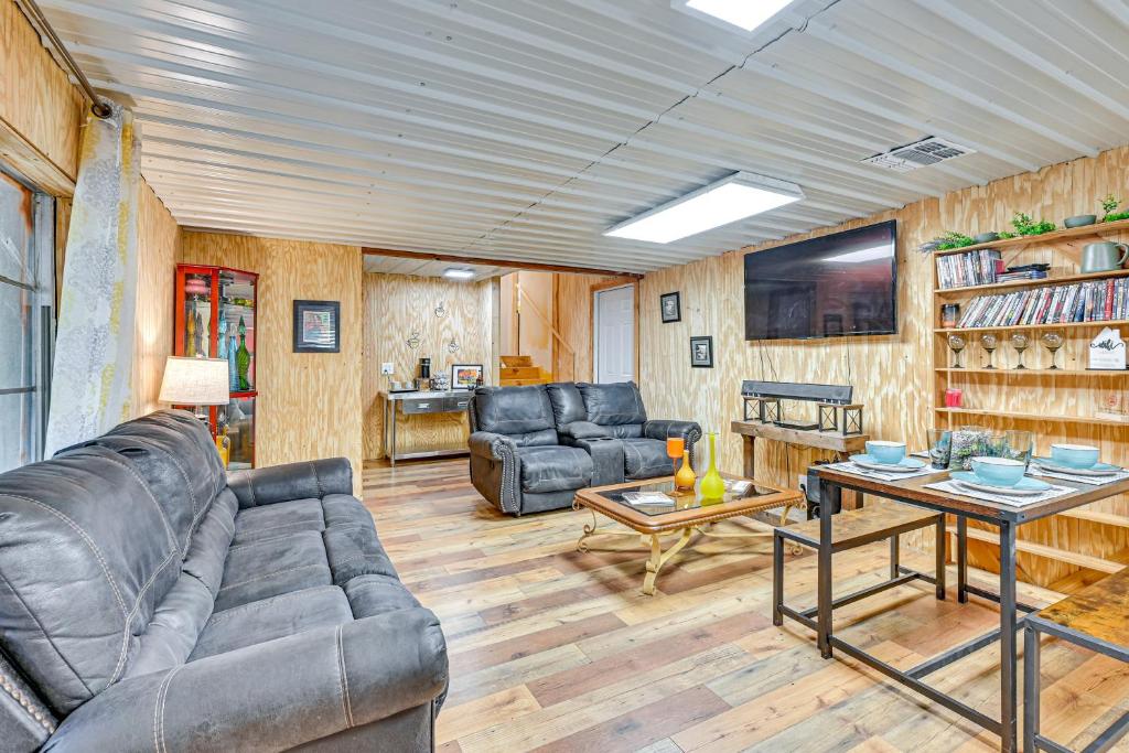 Ruang duduk di Easy I-30 Access Cozy Texarkana Apt with Essentials