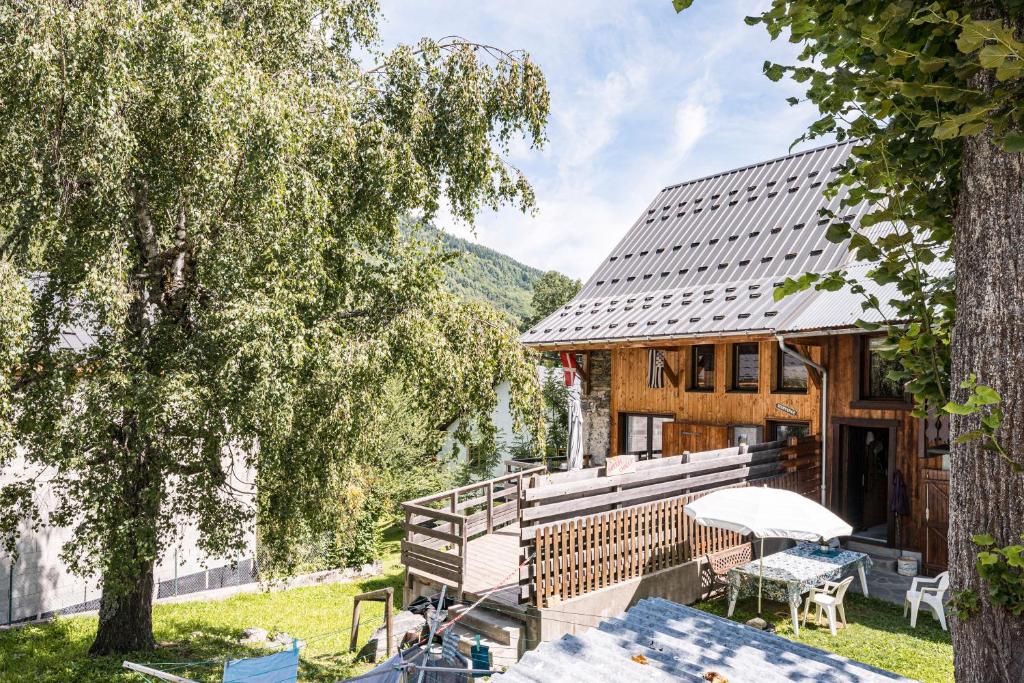 Saint-Colomban-des-VillardsにあるBreizh Chalet - 6 personnesのベンチとテーブルのある丸太小屋