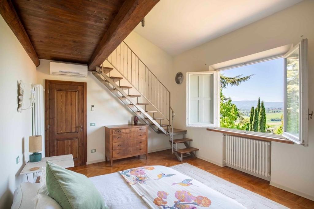Gioiellaにある16th Century Townhouse, Large Garden Near Lake, Tuscany and Umbria - Sleeps 18のベッドルーム1室(階段、大きな窓付)