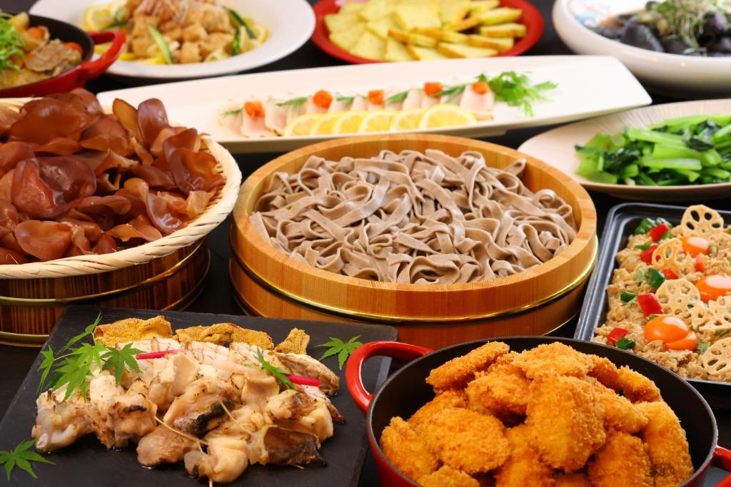 une table avec de nombreux plats différents dans l'établissement KAMENOI HOTEL Oarai, à Ōarai 131 autres photos