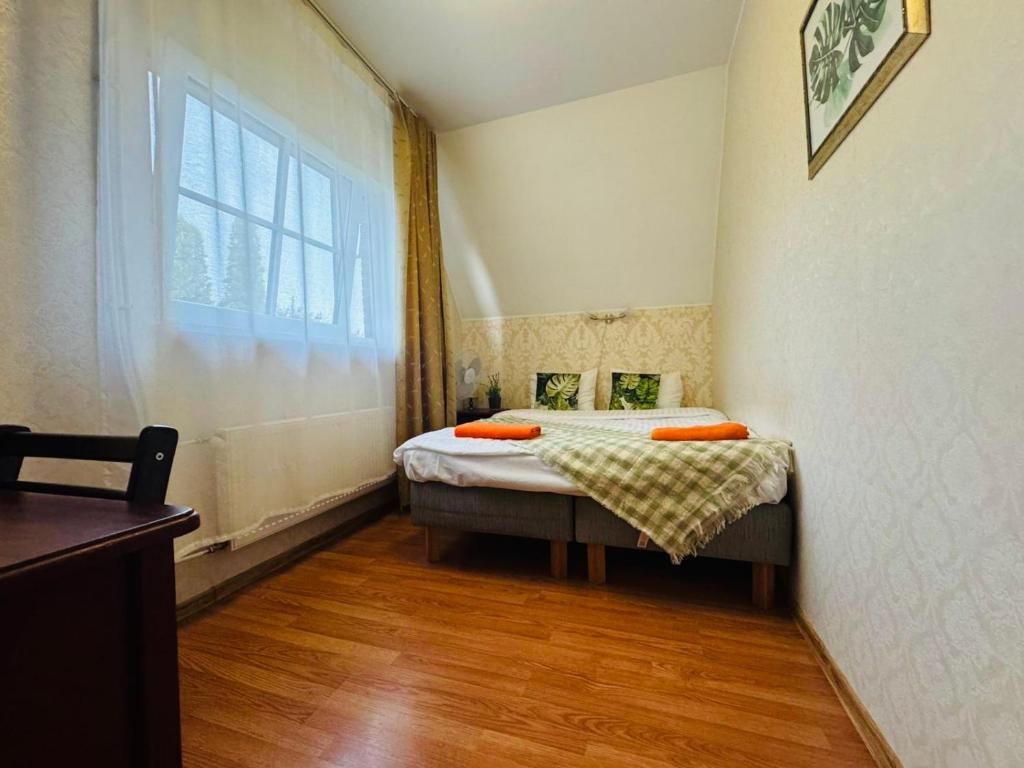 タリンにあるI&A Residence Humalaの窓のある部屋にベッドがある寝室