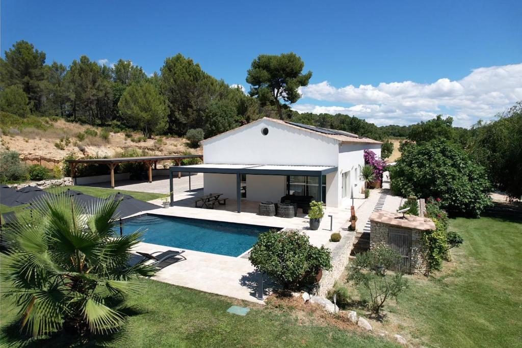 サン・カナにあるLuxury air-conditioned villa pool views Aix-en-Provence LS7-457のプール付きの家の航空写真
