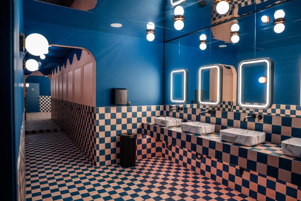 Via Antwerp - Resim 3