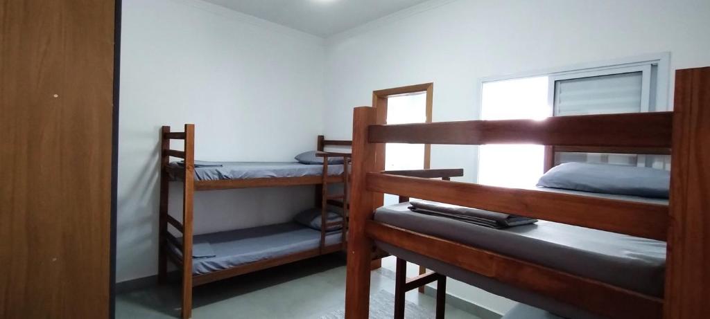a room with two bunk beds and a window at Kitnet tipo Apartamento Mobiliado em Itu para até 6 pessoas Temporada in Itu