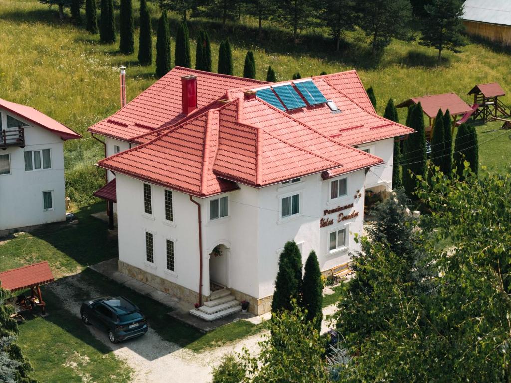 an aerial view of a house with a red roof at Pensiunea Valea Dornelor in Ortoaia