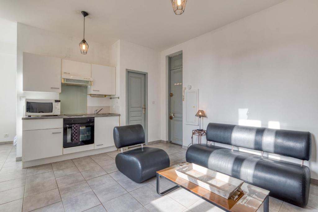 un salon avec un canapé et une table dans l'établissement Appartement Doux Refuge, à Béziers