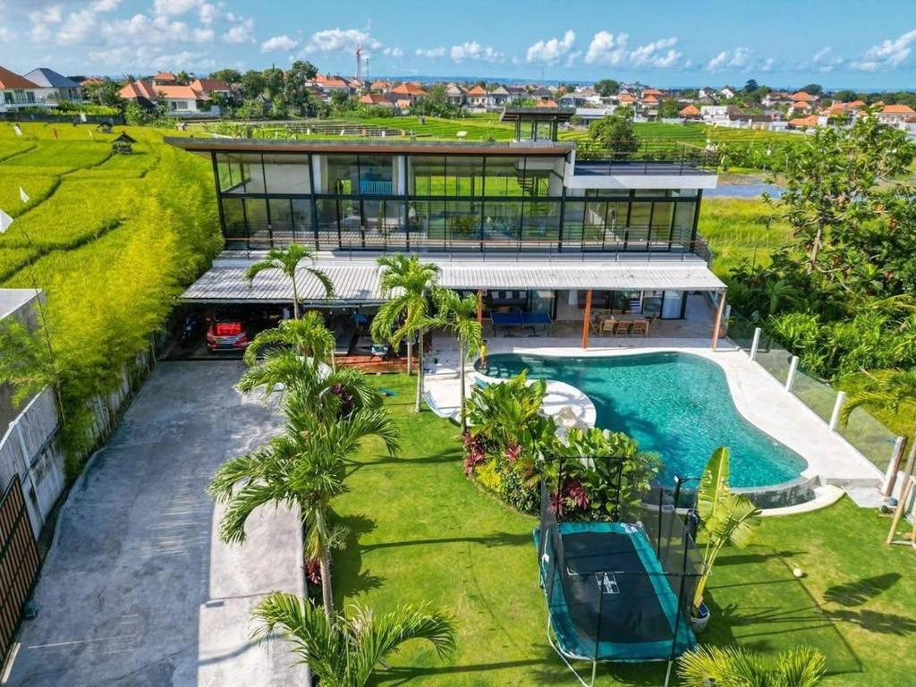 ケロボカンにあるThe Ultimate Canggu Getaway!のプール付きの家の航空写真