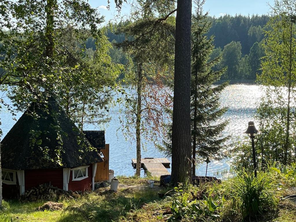 ein kleines Haus am Ufer eines Sees in der Unterkunft Semi-detached cottage by the lake in Jyväskylä