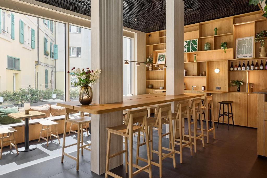 Base Geneva - Resim 18