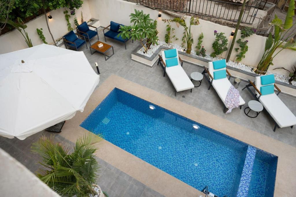 an overhead view of a pool with chairs and a table at Luxury stay at a great price 88 by Spacey #71 in Cairo