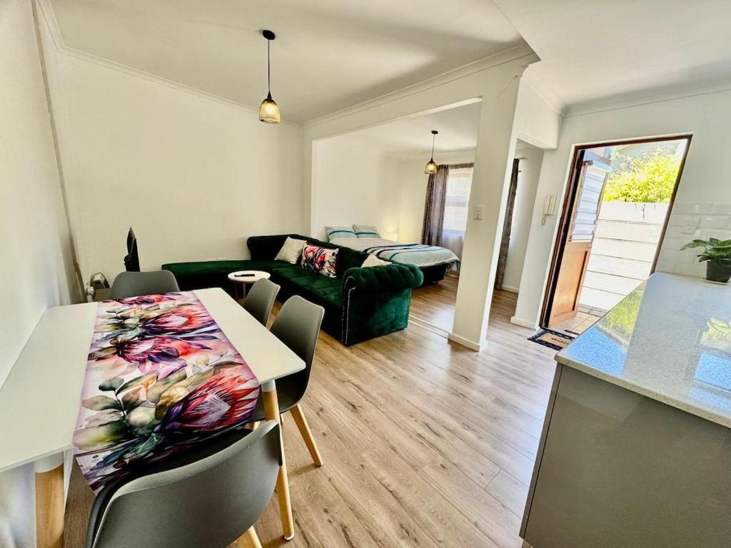 Et opholdsområde på Gizmo's Garden Cottage