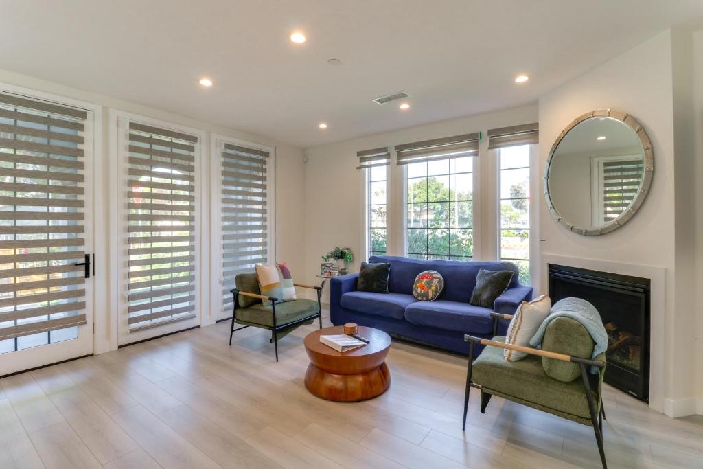 Χώρος καθιστικού στο 1 Mi to Rose Bowl Pasadena Home with Fenced Yard!