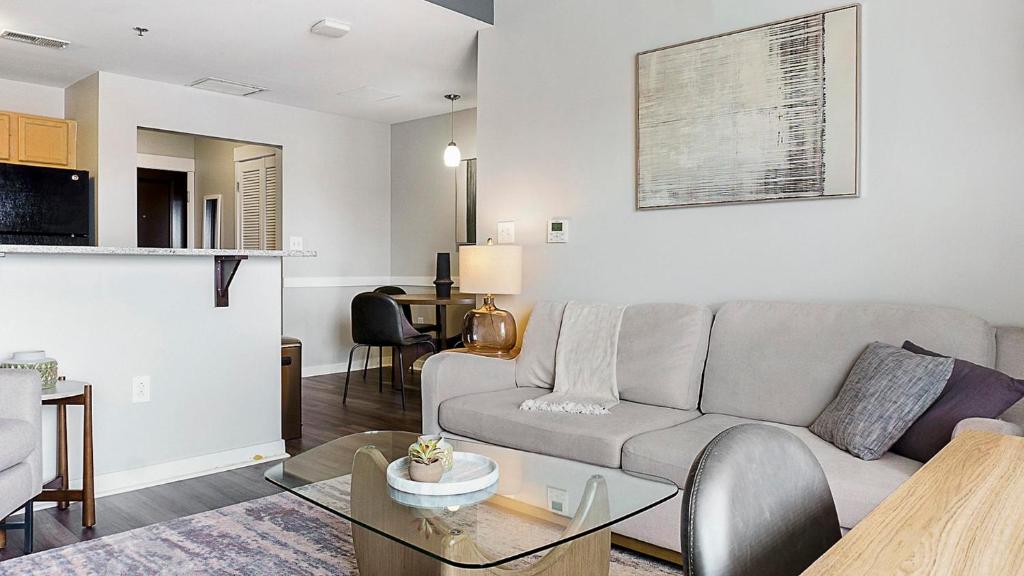 una sala de estar con un sofá y una mesa en Canal Walk District Apartments by Landing, en Indianápolis