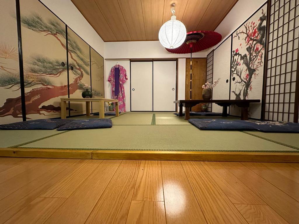 a room with a large green floor with paintings on the walls at 新宿駅2分 jr新大久保駅徒歩8分 歌舞伎町徒歩10分 in Tokyo