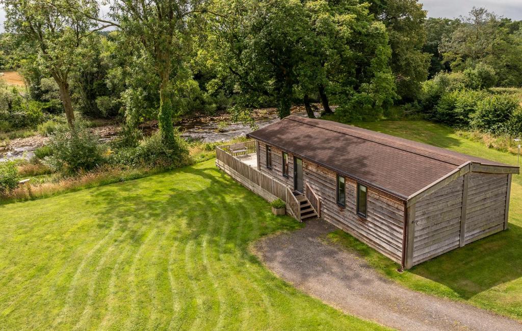una vista aérea de una casa pequeña en un campo en Kingfisher Lodge Riverdale, en West Tanfield