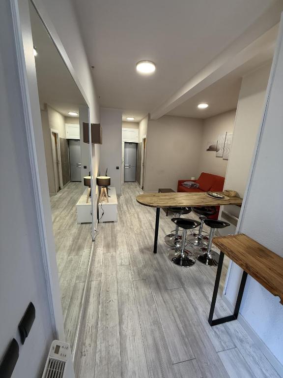 ein Wohnzimmer mit einem Tisch und Stühlen in einem Zimmer in der Unterkunft TEC by CONFORT in Pas de la Casa