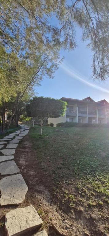 a grassy yard with a building in the background at Flat Divina Paz Monte Castelo in Sairé