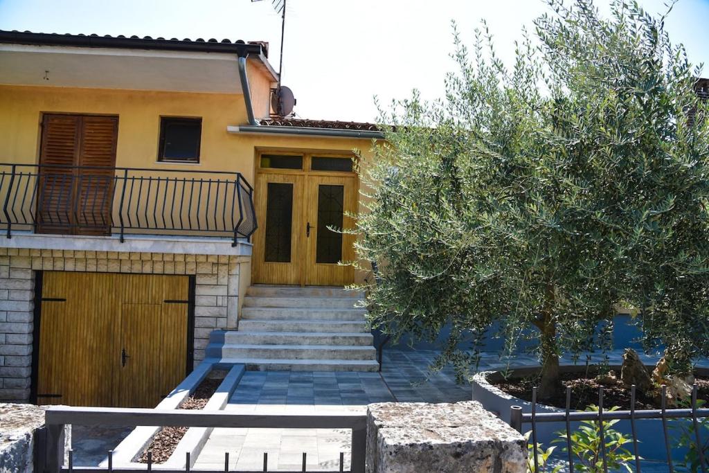 Cozy Apartment with Private Garden & Easy Parking
