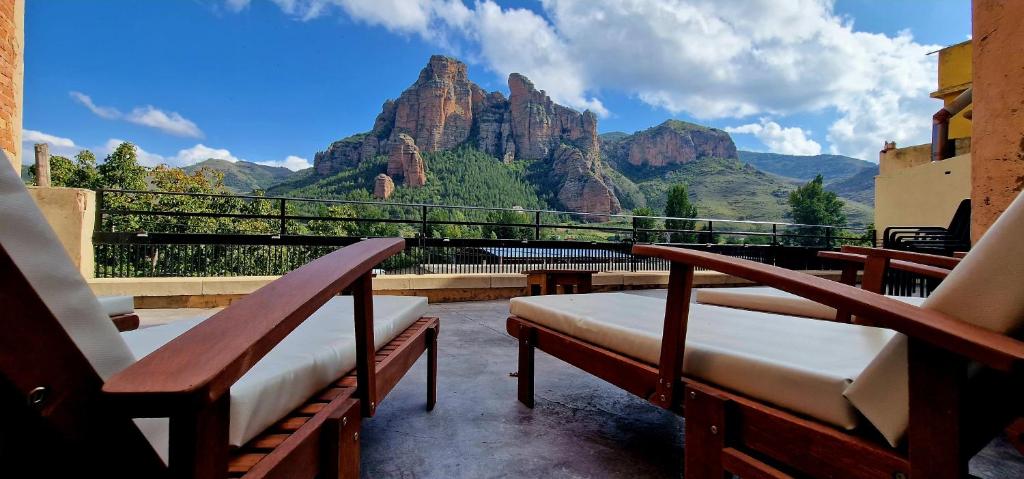 balcón con bancos y vistas a las montañas en Los Tres Mallos, en Islallana