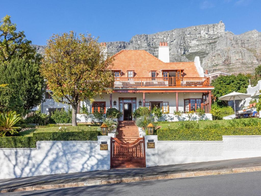 een huis met een berg op de achtergrond bij Acorn House in Kaapstad