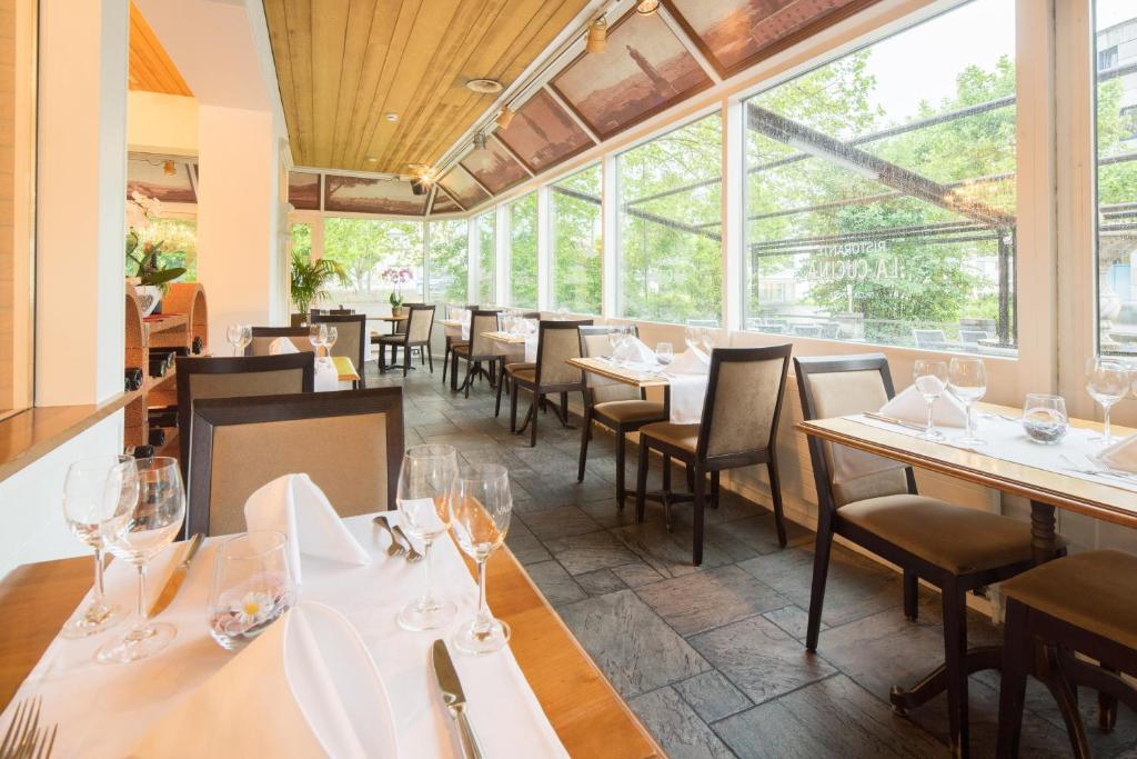 Un restaurante u otro lugar para comer en Martinshof