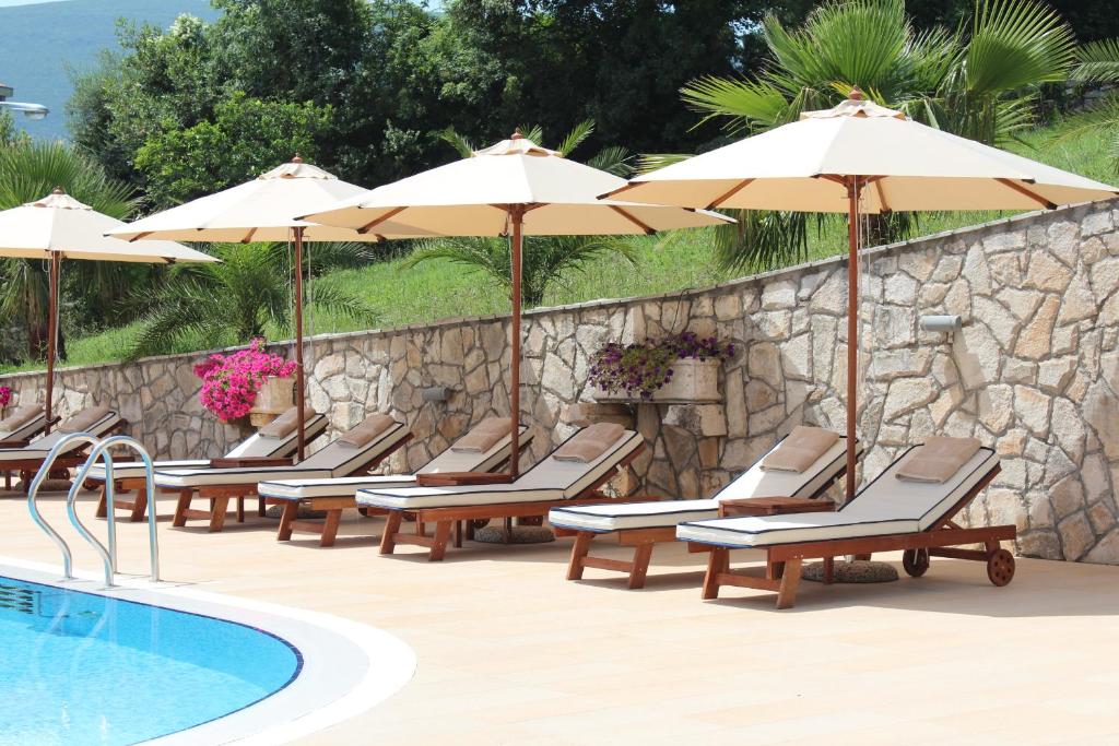 Bazén v ubytování Monte Aria panorama suites nebo v jeho okolí