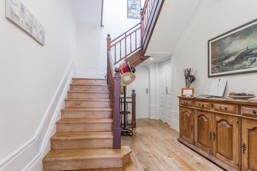 eine Treppe in einem Haus mit weißen Wänden und Holzböden in der Unterkunft Home17 in Porto