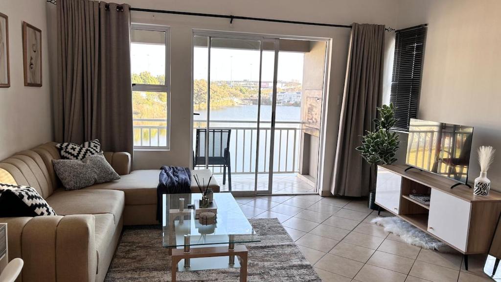 Χώρος καθιστικού στο Luxury Lakeview Retreat