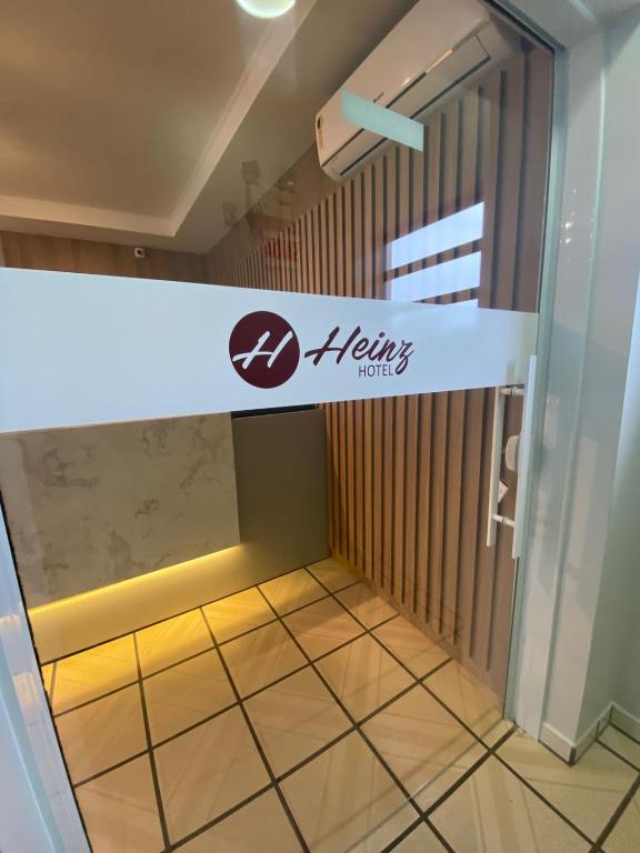 ein Eingang zu einem Raum mit einem Schild an der Tür in der Unterkunft Hotel Heinz in Palhoça