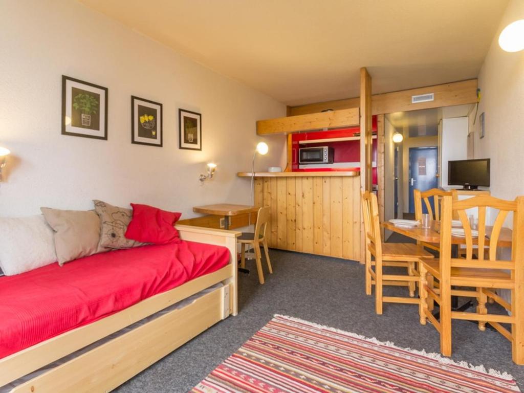 Cette chambre comprend un lit, une table et une cuisine. dans l'établissement Studio cabine proche centre, balcon, 5 pers - FR-1-346-443, à Arc 1800