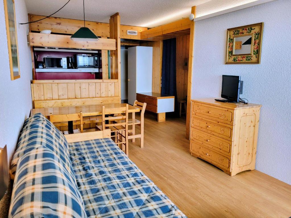 a room with a bed and a dining room at Appartement 6 pers · Balcon · Wifi gratuit · Parking - FR-1-346-559 in Arc 1800