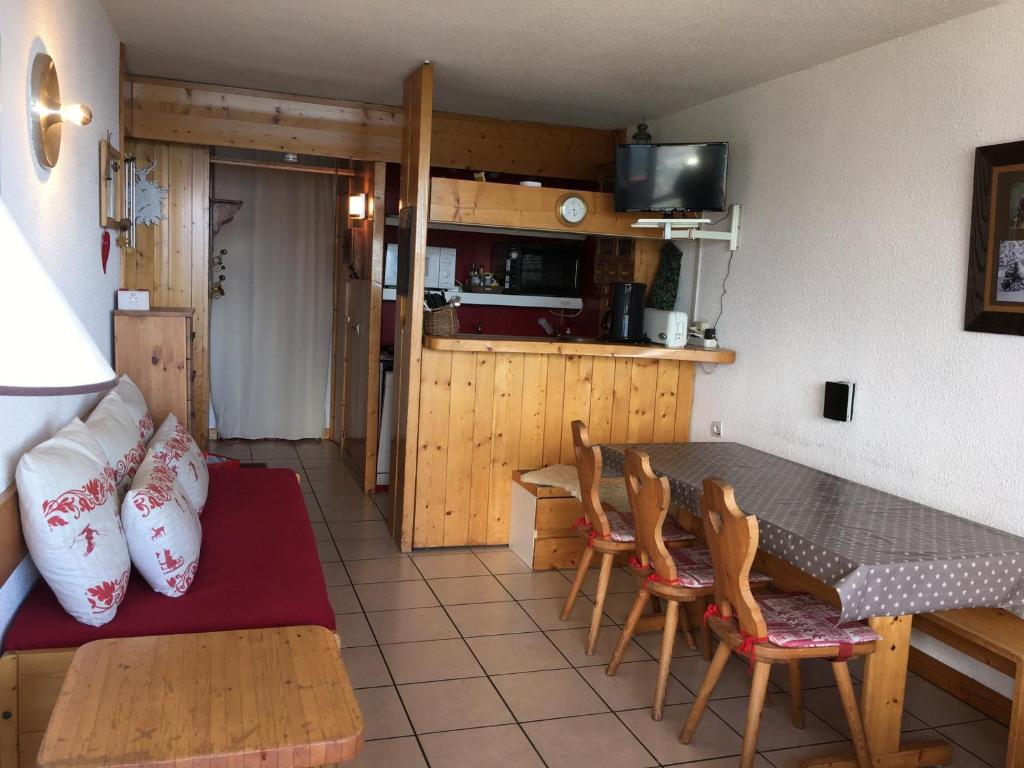 une cuisine et une salle à manger avec une table et des chaises dans l'établissement Appartement lumineux Centre Station avec Balcon et Parking - FR-1-346-523, à Arc 1800