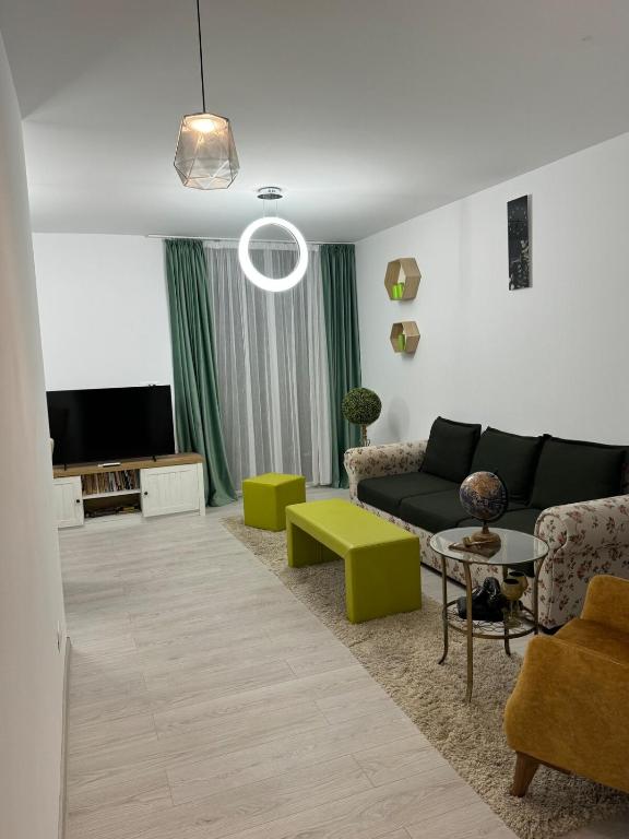 Una sala de estar con un sofá y un televisor. en Apartament in Bucuresti, en Bucarest