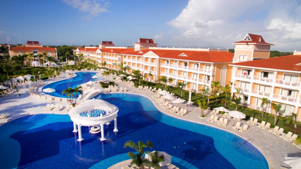 uma vista aérea de um resort com uma piscina em Bahia Principe Grand Aquamarine - Adults Only All Inclusive em Punta Cana