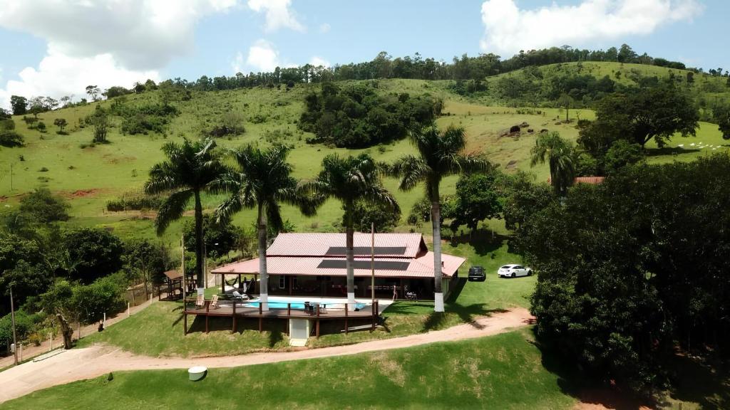 an aerial view of a house on a hill at Chácara Pimenta Vermelha in Socorro