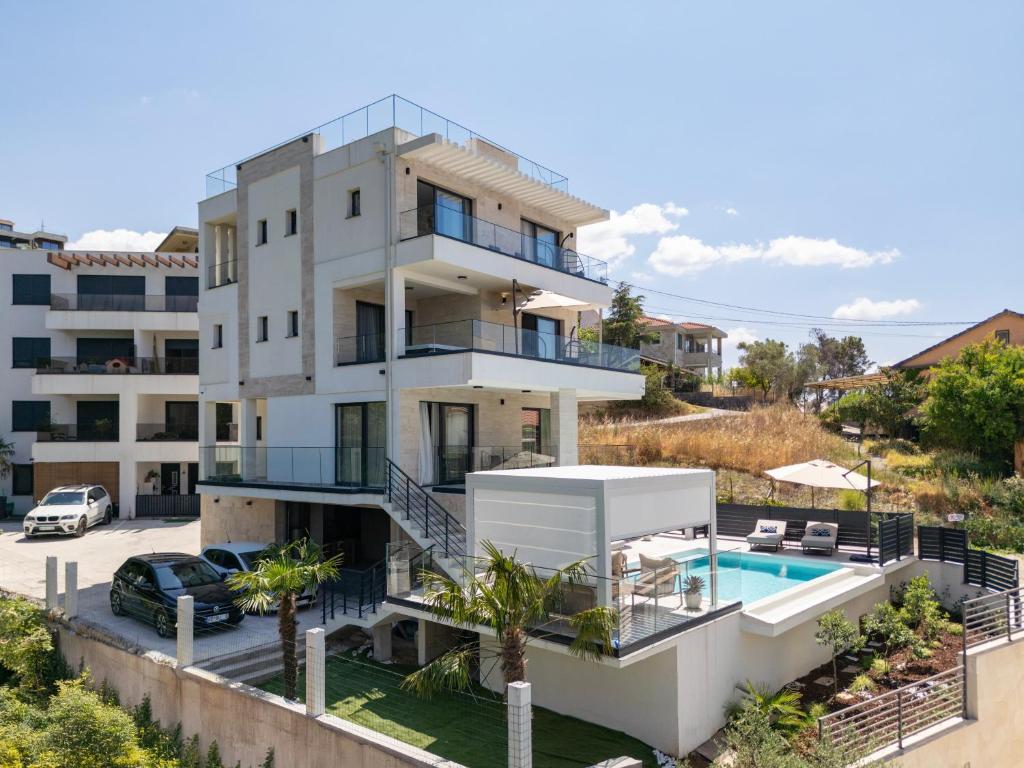 Un edificio de apartamentos con piscina y un minio. en Villa Aquilla, en Tivat