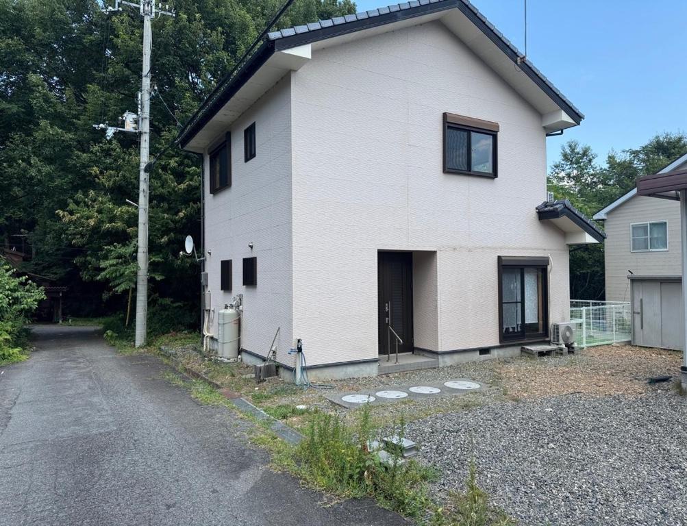 Maison blanche avec allée à côté d'une rue dans l'établissement Biwako Hills - Vacation STAY 04132v, à Takashima