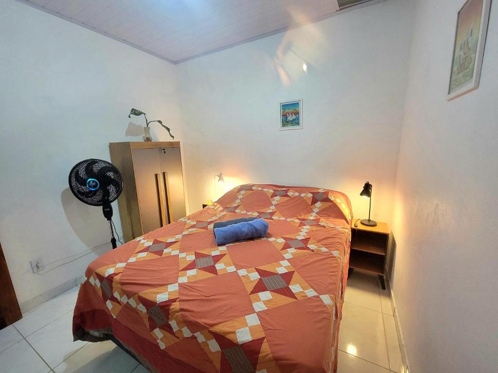 a bedroom with a bed in a room at Casa na Praça de Serra Grande in Uruçuca