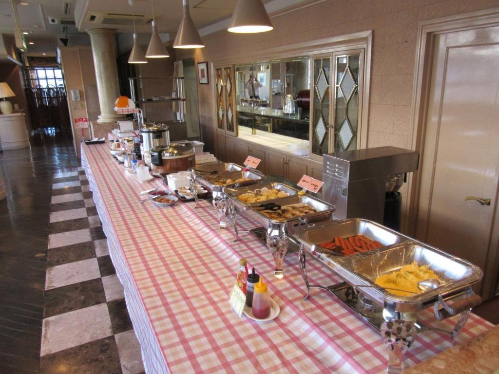 une ligne de buffet avec de nombreux types de nourriture différents dans l'établissement Smile Hotel Hachinohe - Vacation STAY 92025v, à Hachinohe