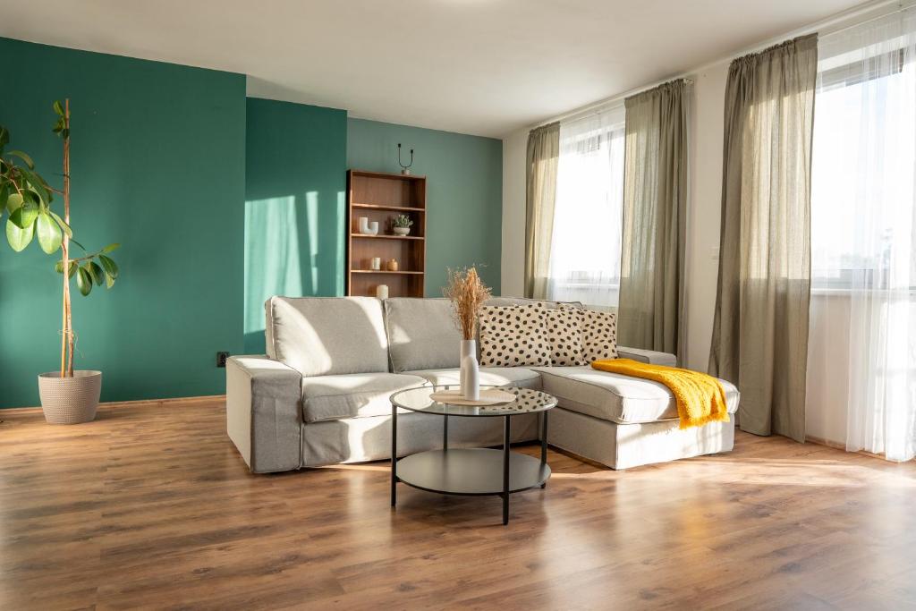 ピエシュチャニにあるComfort Central Apartment Piešťanyのソファとテーブルのあるリビングルーム