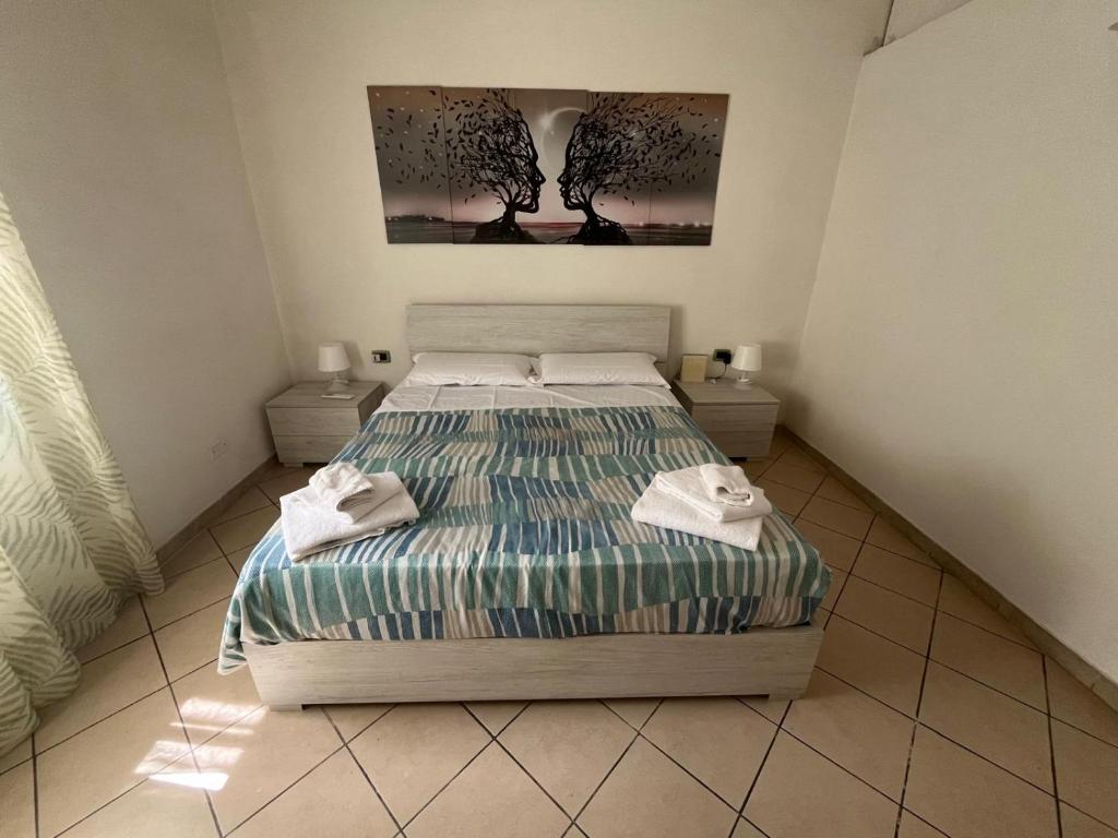 une chambre avec un lit avec des serviettes dessus dans l'établissement Nido Urbano, à Terni