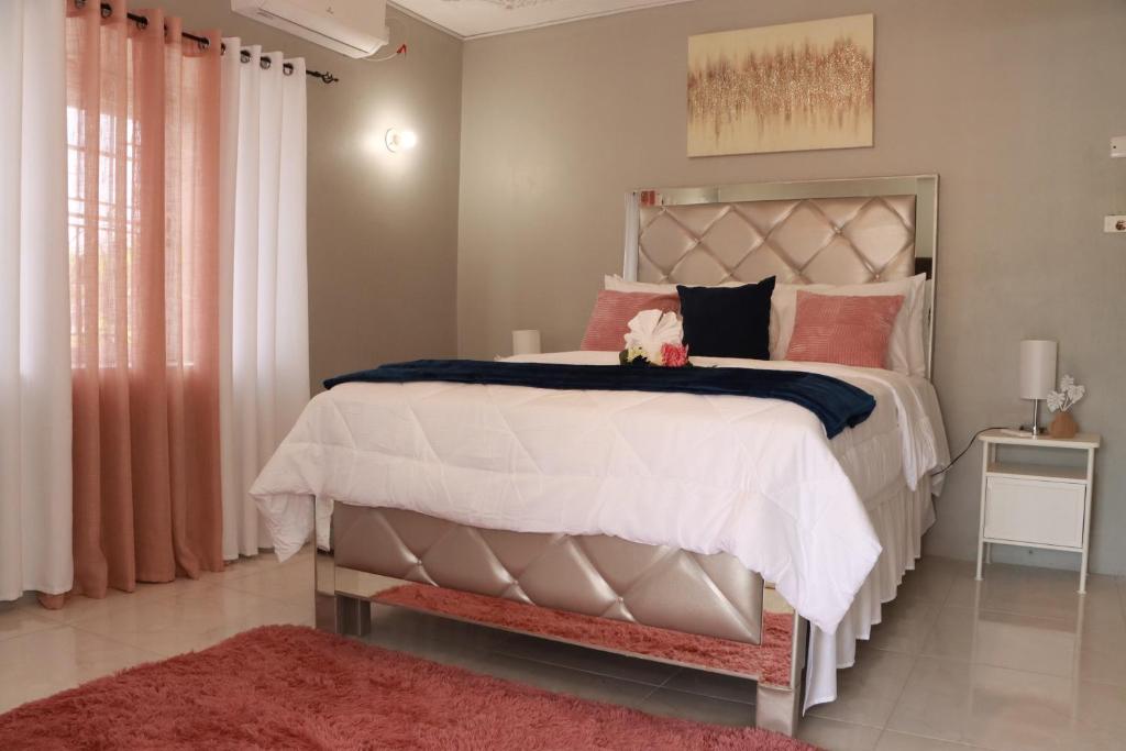 Llit o llits en una habitació de Nyla's Charmed Oasis