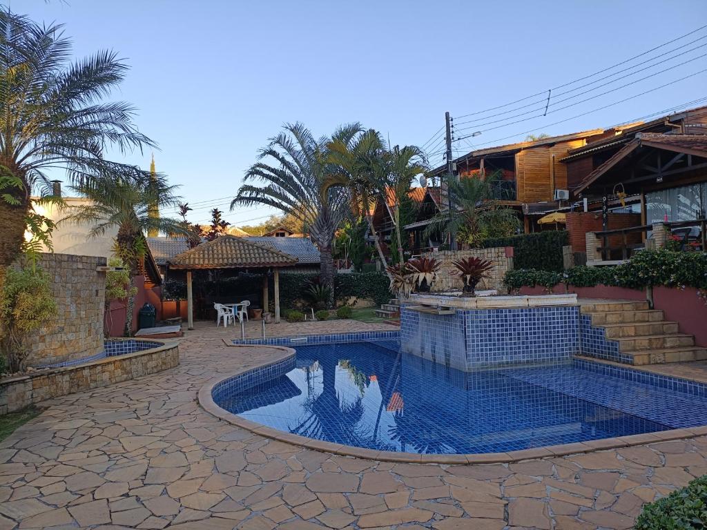 a swimming pool in the middle of a yard at Chalé Aconchego em Atibaia in Atibaia